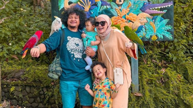 5 Potret Babe Cabita Momong Anak, Walau Sibuk Masih Tetap Perhatian Ke-2 Buah Hatinya