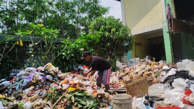 Cerita Petugas Sampah di Transfer Depo Lempongsari: Kerap Kena Beling, Paku hingga Mata Pancing