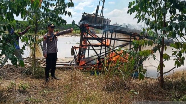 Polisi Bakar Peralatan Penambangan Emas Ilegal di Tebo