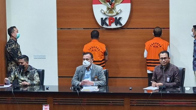 Ketua KPK Firli Bahuri merilis penetapan tersangka dan penahanan wali kota Ambon, Richard Louhenapessy, Jumat (13/5/2022). [Suara.com/Welly]