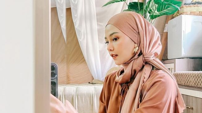 Pakai OOTD Nuansa Monokrom, Gaya Kece Dara Arafah Dipuji Bikin Adem