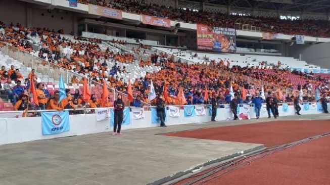 Massa buruh mulai memadati puncak perayaan Hari Buruh May Day Fiesta di Stadion Utama Gelora Bung Karno (GBK) Senayan, Jakarta, Sabtu (14/5/2022). [Suara.com/Yosea Arga Pramudita]