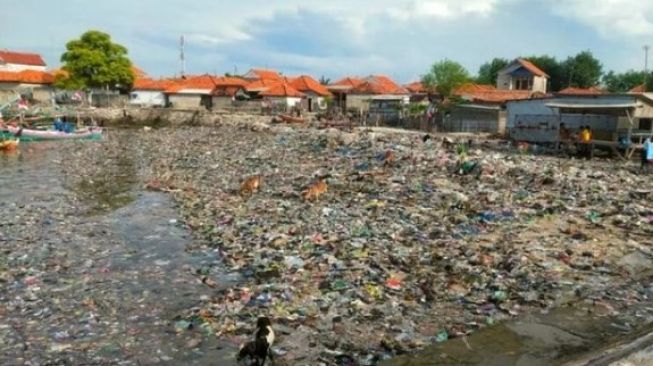 Potret Lautan Sampah di Pulau Mandangin Madura, Warganet: Pandangan Kurang Mengenakkan Bagi Wisatawan