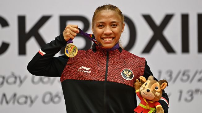 Atlet Indonesia Pieter Diandra Ariesta berpose dengan medalinya usai mengalahkan lawannya asal Filipina Cordero Gretel De Paz dalam pertandingan babak final kelas -56 kilogram putri nomor full contact Kickboxing SEA Games 2021 Vietnam di Bac Ninh Gymnasium, Bac Ninh, Vietnam, Jumat (13/5/2022). ANTARA FOTO/Aditya Pradana Putra
