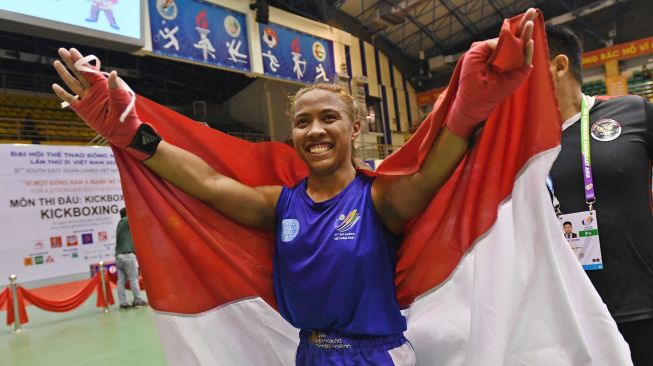 Atlet Indonesia Pieter Diandra Ariesta melakukan selebrasi usai mengalahkan lawannya asal Filipina Cordero Gretel De Paz dalam pertandingan babak final kelas -56 kilogram putri nomor full contact Kickboxing SEA Games 2021 Vietnam di Bac Ninh Gymnasium, Bac Ninh, Vietnam, Jumat (13/5/2022). ANTARA FOTO/Aditya Pradana Putra
