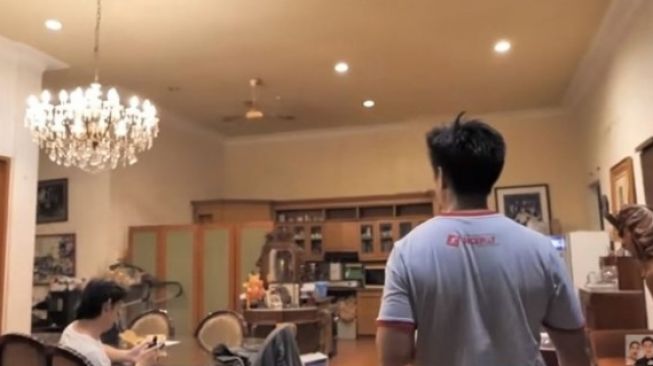 Potret Rumah Mertua Artis (YouTube/Ussy Andhika Official)