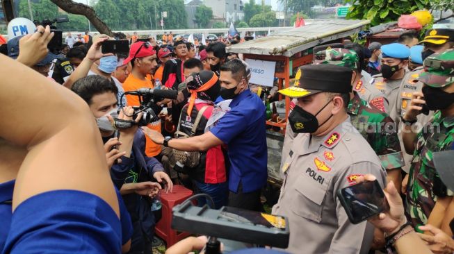 Kapolda Metro Jaya Irjen Fadil Imran memantau langsung aksi demo buruh di depan Gedung DPR, Jakarta, Sabtu (14/5/2022). [Suara.com/Bagaskara Isdiansyah]