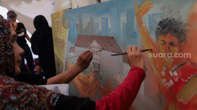 Peserta mengikuti lomba melukis dalam acara Gerebek Museum di sekitar Museum Basoeki Abdullah, Jakarta, Sabtu (14/5/2022). [Suara.com/Angga Budhiyanto]