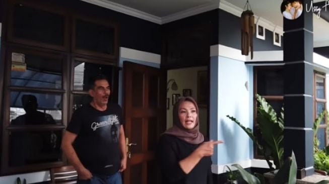 Potret Rumah Mertua Artis (YouTube/Ussy Andhika Official)