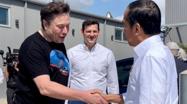 Presiden Joko Widodo (kanan) berjabat tangan dengan CEO SpaceX Elon Musk (kiri) saat melakukan kunjungan ke SpaceX di Boca Chica, Amerika Serikat, Sabtu (14/5/2022) [Biro Pers Sekretariat Presiden]