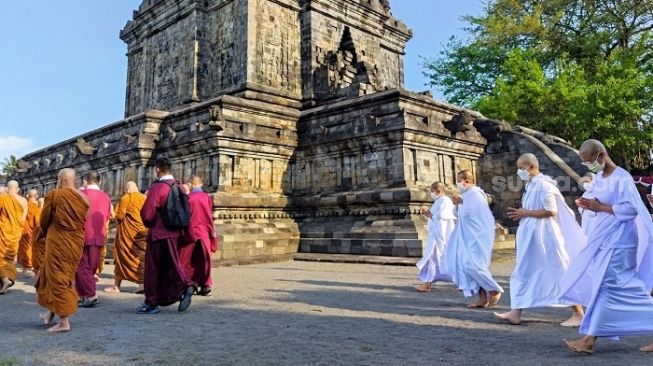 Api Merapen dan Tirta Umbul Jumprit Disatukan di Mendut, Jadilah Suci dan Penerang Jelang Perayaan Waisak