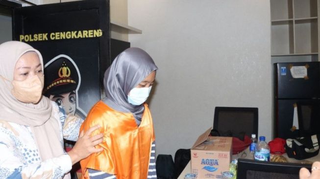 Tersangka berpakaian tahanan berinisial NU (36) tertunduk lesu saat pengungkapan kasus pembunuhan berencana terhadap wanita asal Cengkareng Barat berinisial DN (26) dengan modus mengajak buka puasa bersama (bukber) di Jakarta Barat, Sabtu (14/5/2022). ANTARA/ HO- Polres Metro Jakarta Barat