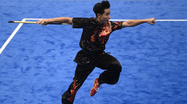 Atlet Wushu Indonesia Seraf Naro Siregar beraksi dengan toya pada lanjutan final Taolu Daoshu (golok) dan Guns Shu (toya) Putra Wushu SEA Games 2021 Vietnam di Cau Giay Gymnasium, Hanoi, Vietnam, Minggu (15/5/2021). [ANTARA FOTO/Zabur Karuru/foc]