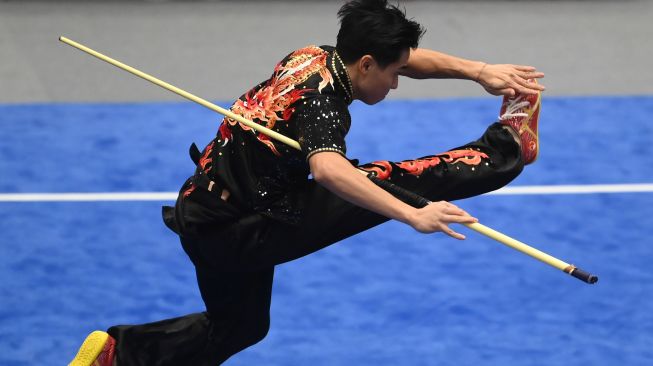 Atlet Wushu Indonesia Seraf Naro Siregar berpose dengan medali yang diraihnya pada Wushu SEA Games 2021 Vietnam di Cau Giay Gymnasium, Hanoi, Vietnam, Minggu (15/5/2021). [ANTARA FOTO/Zabur Karuru/foc]