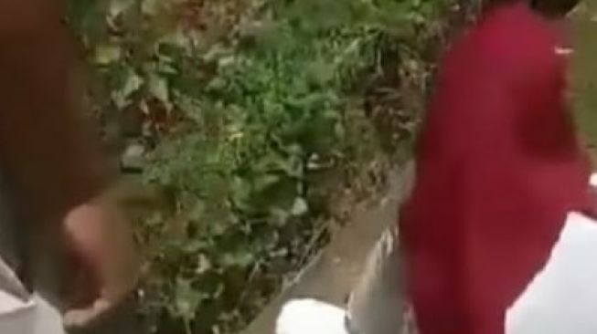 Seorang perempuan menangis di pinggir jalan seorang diri (Instagram/@fakta.indo).