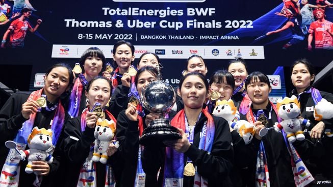 Sejumlah pebulu tangkis putri Korea Selatan berpose dengan trofi Piala Uber usai menang melawan China pada babak final Piala Uber 2022 di Impact Arena, Bangkok, Thailand, Sabtu (14/5/2022). [ANTARA FOTO/M Risyal Hidayat/aww]
