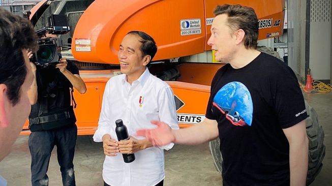 Presiden Joko Widodo (kiri) bersama CEO Space X Elon Musk (kanan) saat melakukan kunjungan ke Space X di Boca Chica, Amerika Serikat, Sabtu (14/5/2022). [Biro Pers Sekretarian Presiden]