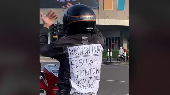 Pemotor Honda Scoopy ini melakukan aksi tak terduga usai melihat film KKN di Desa Penari (TikTok)