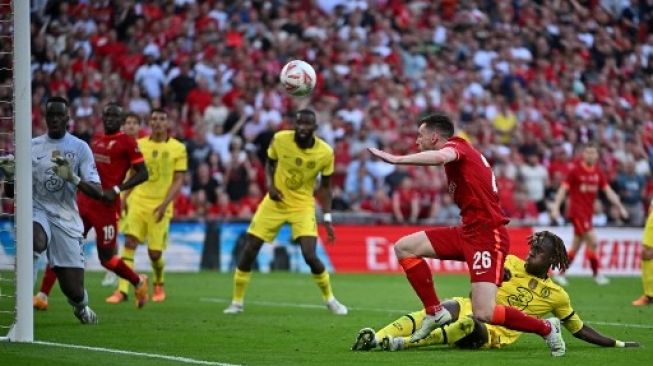 Pemain Liverpool Andrew Robertson mengancam gawang Chelsea dalam pertandingan final Piala FA di Stadion Wembley, Sabtu (14/5/2022). [AFP]