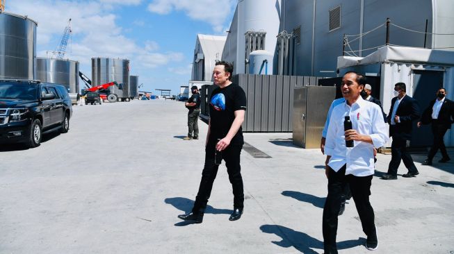 Presiden Joko Widodo (kanan) bersama CEO Space X Elon Musk (kiri) saat melakukan kunjungan ke Space X di Boca Chica, Amerika Serikat, Sabtu (14/5/2022). [Biro Pers Sekretarian Presiden]