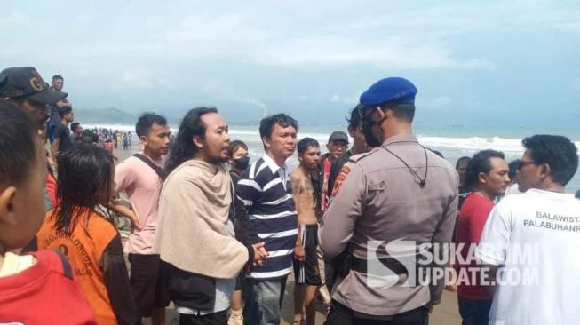 Petugas saat bertanya kepada saksi-saksi terkait hilangnya wisatawan asal Jakarta yang tergulung ombak di Pantai Padi Padi atau Muara Citepus Sukabumi. [Sukabumiupdate.com/Istimewa]