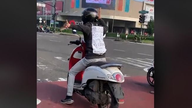 Usai Nonton Film KKN di Desa Penari, Aksi Pemotor Honda Scoopy di Atas Motor Jadi Sorotan