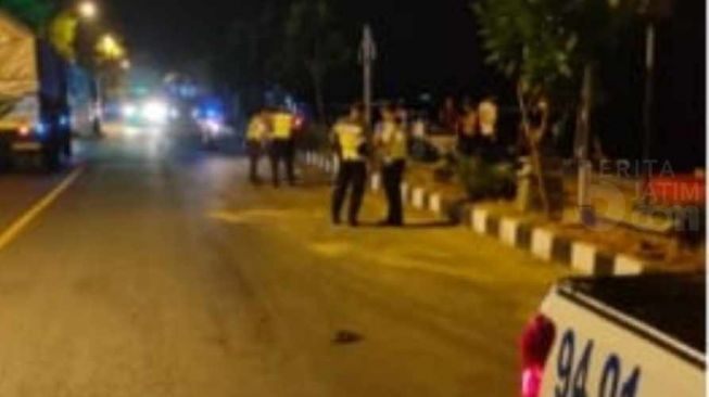 Meleng Kurang Konsentrasi, Pemuda Tuban Tewas Tubruk Truk di Depannya