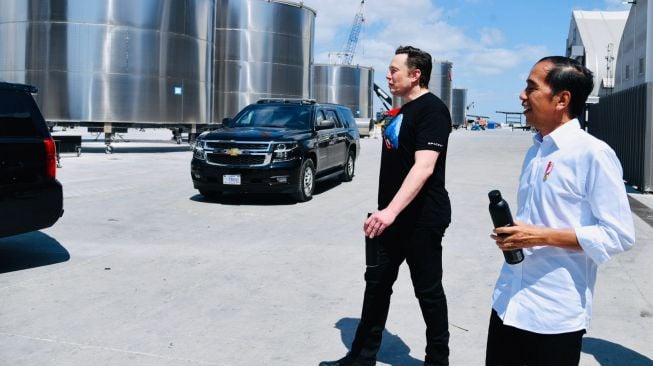 Presiden Joko Widodo (kanan) bersama CEO Space X Elon Musk (kiri) saat melakukan kunjungan ke Space X di Boca Chica, Amerika Serikat, Sabtu (14/5/2022). [Biro Pers Sekretarian Presiden]