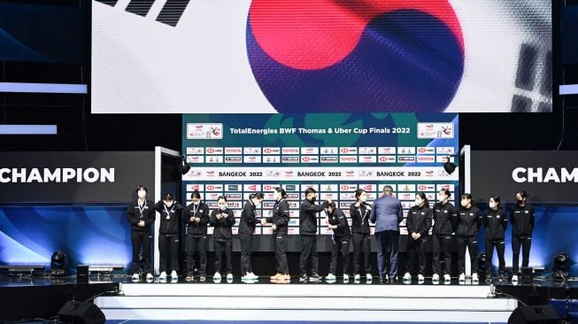 SPresiden BWF Poul-Erik Hoyer (keenam kanan) memberikan medali kepada sejumlah pebulu tangkis putri Korea Selatan usai menang melawan China dalam babak final Piala Uber 2022 di Impact Arena, Bangkok, Thailand, Sabtu (14/5/2022). [ANTARA FOTO/M Risyal Hidayat/aww]