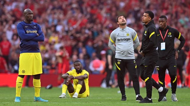Reaksi striker Chelsea Romelu Lukaku saat akhir pertandingan sepak bola final Piala FA Inggris antara Chelsea dan Liverpool di Stadion Wembley, London, Inggris (Sabtu 14/5/2022). [Glyn KIRK / AFP]
