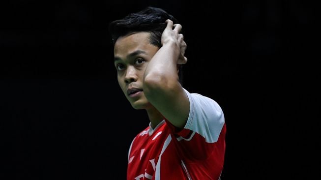 Pebulu tangkis tunggal putra Indonesia Anthony Sinisuka Ginting merapikan rambutnya saat akan melawan pebulu tangkis tunggal putra India Lakshya Sen dalam pertandingan babak final Piala Thomas 2022 di Impact Arena, Bangkok, Thailand, Minggu (15/5/2022). [ANTARA FOTO/M Risyal Hidayat/foc]