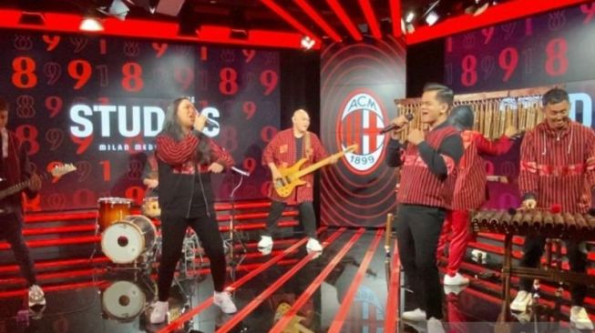 Musisi Indonesia Mainkan Angklung di Markas AC Milan, Peter Morgan: Musik Anda Sangat Mengesankan..