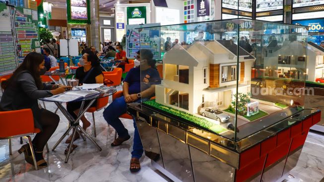 Calon pembeli mengunjungi booth properti di pameran Indonesia Properti Expo 2022 (IPEX) yang digelar di Jakarta Convention Centre (JCC), Senayan,  Jakarta Pusat, Minggu (15/5/2022). [Suara.com/Alfian Winanto] 
