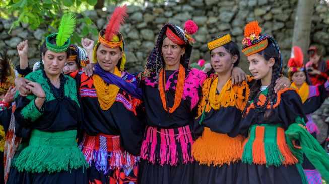 Potret para wanita suku Kalash yang mengenakan pakaian tradisional pada hari pertama festival 'Joshi' di desa Bumburet, Pakistan, Sabtu (14/5/2022). [Abdul MAJEED / AFP]