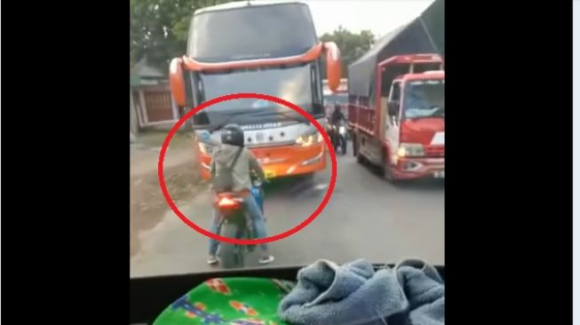 Pemotor adu klakson dengan bus karena merasa benar tidak melawan arah (Facebook)