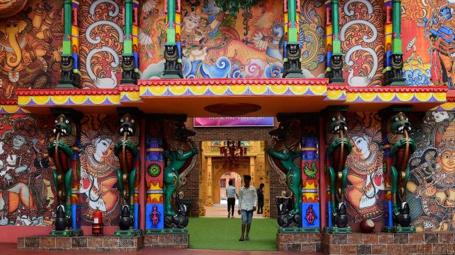 Orang-orang berjalan saat berkunjung di Taman Bollywood di Filmcity Mumbai, India, Jumat (13/5/2022). [SUJIT JAISWAL / AFP]