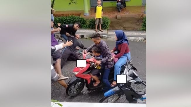 Pemain kuda lumping anarkis dengan menendang pemotor Honda BeAT di jalan (Facebook)