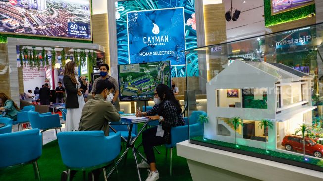 Calon pembeli mengunjungi booth properti di pameran Indonesia Properti Expo 2022 (IPEX) yang digelar di Jakarta Convention Centre (JCC), Senayan,  Jakarta Pusat, Minggu (15/5/2022). [Suara.com/Alfian Winanto] 
