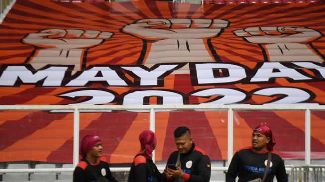 Sejumlah buruh mengikuti aksi May Day Fiesta 2022 di Stadion Utama Gelora Bung Karno, Jakarta, Sabtu (14/5/2022). [ANTARA FOTO/Hafidz Mubarak A/aww]