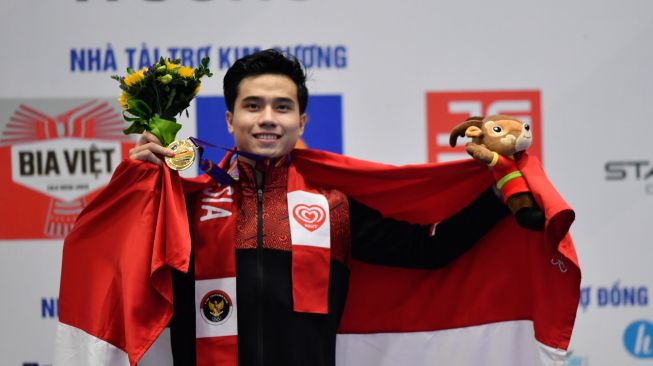 Atlet Wushu Indonesia Seraf Naro Siregar berpose dengan medali emas yang diraihnya pada final Taolu Daoshu (golok) dan Guns Shu (toya) Putra Wushu SEA Games 2021 Vietnam di Cau Giay Gymnasium, Hanoi, Vietnam, Minggu (15/5/2021). [ANTARA FOTO/Zabur Karuru/foc]