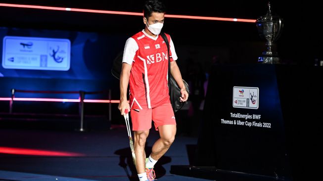 Pebulu tangkis tunggal putra Indonesia Anthony Sinisuka Ginting (tengah) berjalan memasuki lapangan saat akan melawan pebulu tangkis tunggal putra India Lakshya Sen dalam pertandingan babak final Piala Thomas 2022 di Impact Arena, Bangkok, Thailand, Minggu (15/5/2022). [ANTARA FOTO/M Risyal Hidayat/foc]