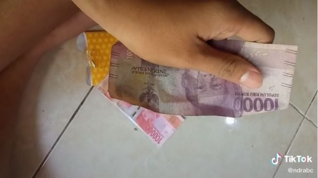 Amplop THR defisini jangan terlalu berharap lebih sesungguhnya. [TikTok]