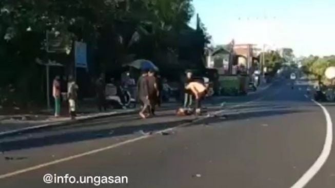 Seorang Bule Tergeletak Tak Berdaya di Jalan Raya, Terlibat Lakalantas Dengan Mobil Wakil Bupati Badung