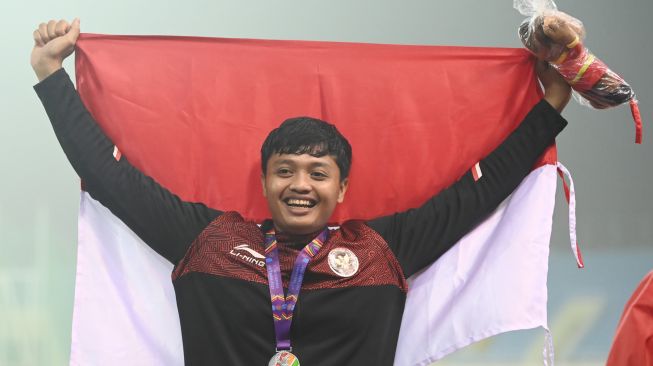 Atlet Indonesia Abdul Hafiz berpose usai pengalungan medali nomor lempar lembing putra SEA Games 2021 Vietnam di Stadion Nasional My Dinh, Hanoi, Vietnam, Sabtu (14/5/2022). [ANTARA FOTO/Aditya Pradana Putra/aww]
