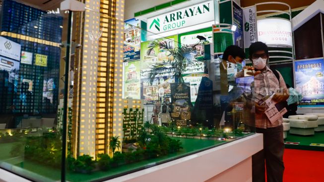 Calon pembeli mengunjungi booth properti di pameran Indonesia Properti Expo 2022 (IPEX) yang digelar di Jakarta Convention Centre (JCC), Senayan,  Jakarta Pusat, Minggu (15/5/2022). [Suara.com/Alfian Winanto] 
