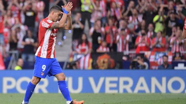 Penyerang Atletico Madrid, Luis Suarez memberikan aplaus pada suporter usai laga Liga Spanyol kontra Sevilla di Estadio Wanda Metropolitano, Madrid, Senin (16/5/2022) dini hari WIB. [Jose Jordan / AFP]