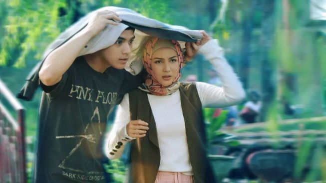 Al Ghazali dan Jessica Mila di film Mengejar Surga. [Instagram]