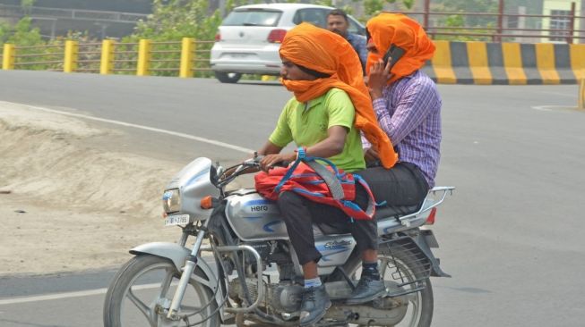 Cerita Haru Buruh Bangunan Di India, Kepanasan Bekerja Di Bawah Sengatan Panas 45 Derajat Celcius