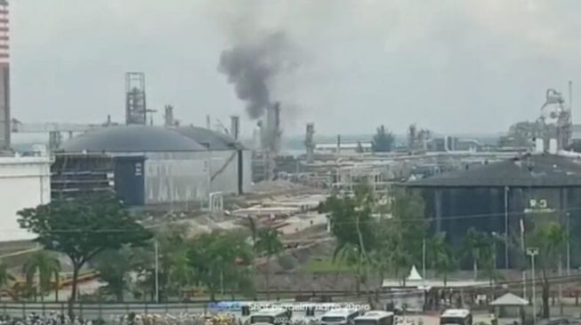 Kebakaran kilang minyak milik Pertamina di Balikpapan. [Istimewa]