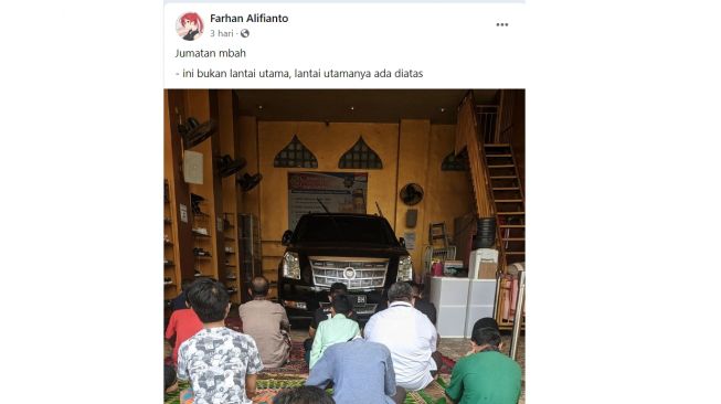 Ibadah salat Jumat diperlihatkan mobil mewah di depannya (Facebook/Farhan Alifianto)